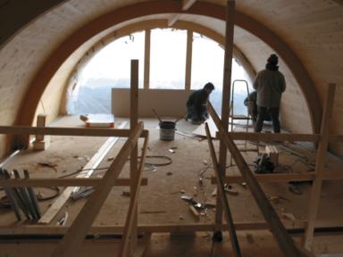 Maison contemporaine en bois - toiture en panneaux sandwiches isolants