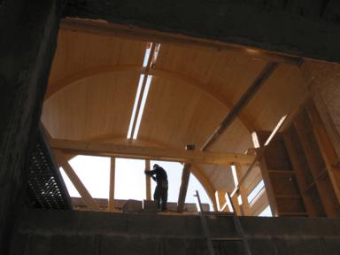 Maison contemporaine en bois - toiture en panneaux isolants