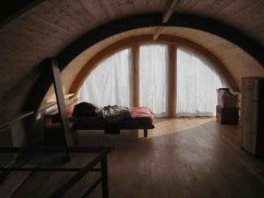 Maison contemporaine en bois - chambre sous voute en bois